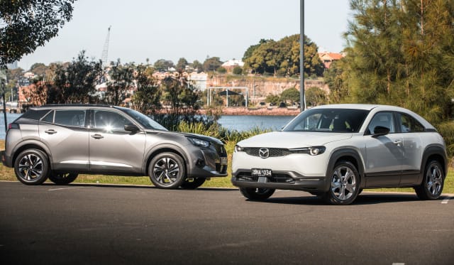 2021 Mazda MX-30 Evolve M Hybrid v 2021 Peugeot 2008 Allure