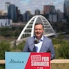 Jason Kenney en conférence de presse avec la ville d'Edmonton derrière lui.