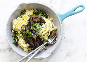 Fettucine alfredo with mushrooms