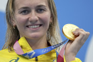 Ariarne Titmus and her 200m gold medal. 