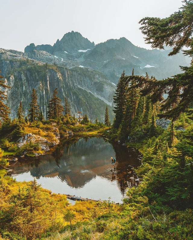 r/MostBeautiful - Small lake on the Cascade Range overlooking the mountains, Alpine Lakes Wilderness, Washington.