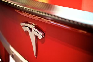 Tesla Model S trunk logo