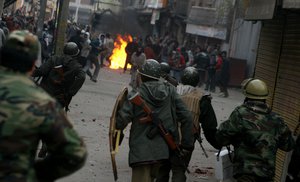 Indian paramilitary soldiers throw stones at Kashmiri Muslim protesters during a protest in Srinagar, India, 11 December 2009. Hundreds of angry Kashmiris clashed with Indian police on 11 December, torching a paramilitary post and hurling rocks, after soldiers fired warning shots and tear gas and beat them with batons in an attempt to quell anti-India protests, police and eyewitnesses said.