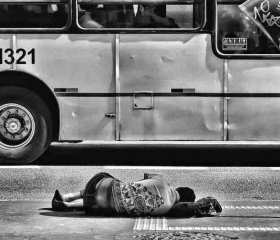 For the world to witness: weary and homeless, this woman rests by a busy thoroughfare in São Paulo. Davidsonluna/Unsplash