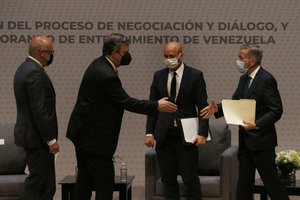 Mexico’s Foreign Minister Marcelo Ebrard, second left, reaches out to shake hands with Venezuelan opposition delegate Gerardo Blyde Perez, flanked by Venezuelan President of the National Assembly Jorge Rodriguez, left, and Norwegian diplomat Dan Nylander, in Mexico City, Friday, Aug. 13, 2021