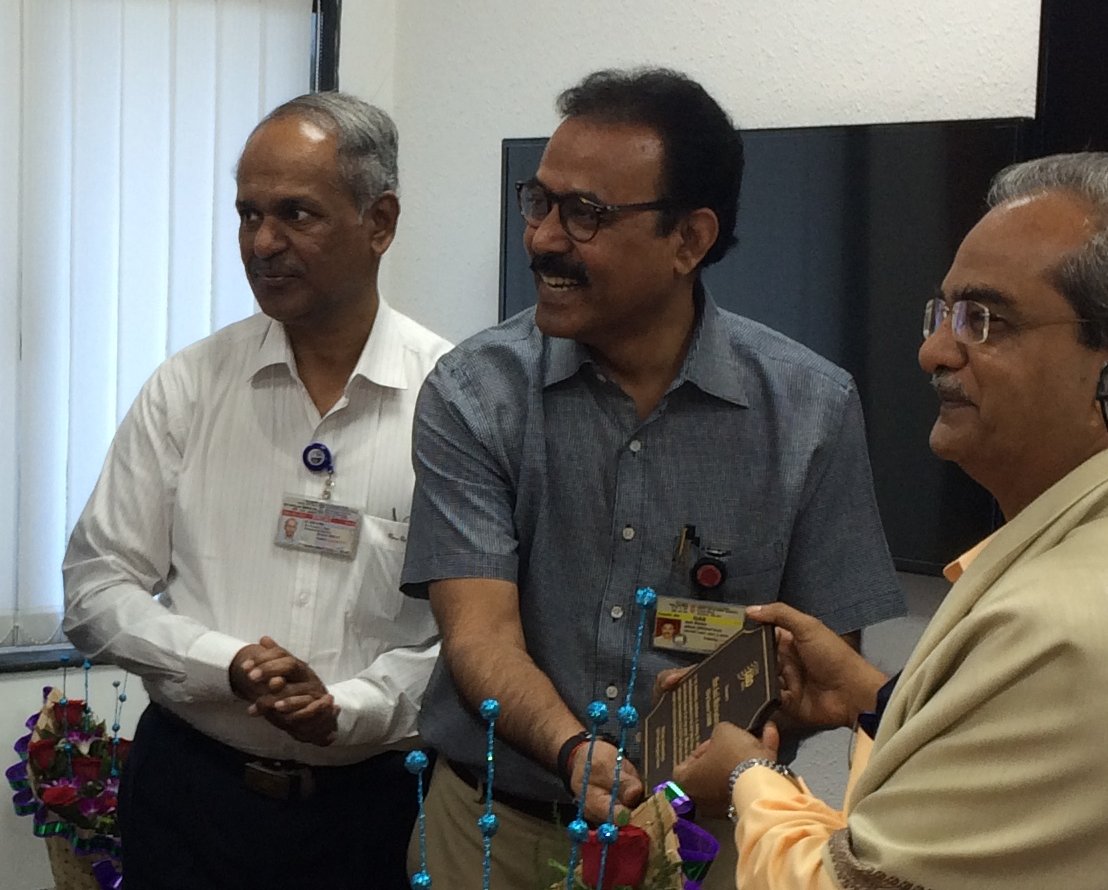 Arun felicitating the outgoing Director DCSEM Shri Shrivastava with a plaque on behalf of @LIGOIndia 