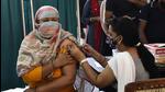 This month, the health department has administered over 100,000 jabs as second-dose Covid-19 vaccinations in the district. A health worker inoculates a beneficiary at the Sector 31 polyclinic, (Vipin Kumar /HT PHOTO)