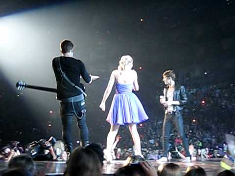 Taylor Swift and Hot Chelle Rae - Tonight Tonight