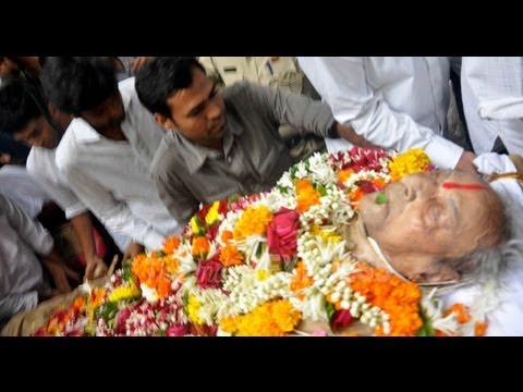 Pran's funeral. His famous Zanjeer dialogue - Sher Khan khud aaya tha khud chala jayega!