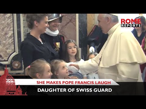 Daughter of Swiss Guard makes Pope Francis laugh by trying to hide her “bad drawing”