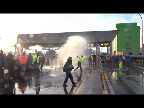 Trieste, la polizia aziona gli idranti per disperdere i manifestanti no Green Pass