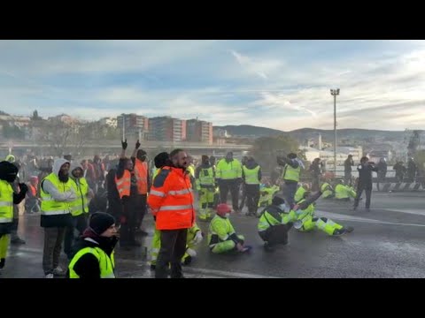 Porto di Trieste, idranti sui manifestanti: i portuali resistono