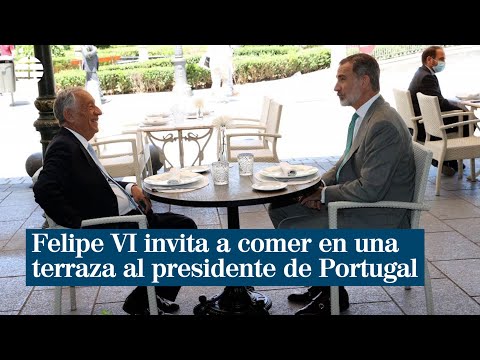 El Rey Felipe VI invita a comer en una terraza a Marcelo Rebelo de Sousa, presidente de Portugal