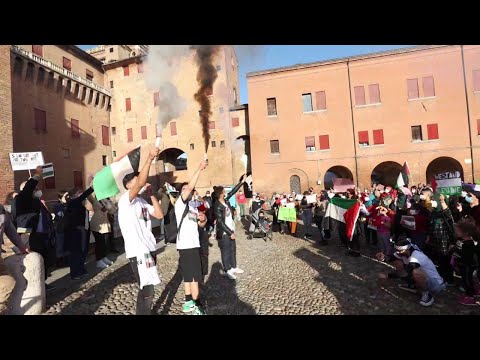 Ferrara, in piazza contro i bombardamenti a Gaza: "Palestina libera"