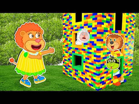 Leo and Lucky play with colorful toy blocks and build a three level house | Lion Family | Cartoon