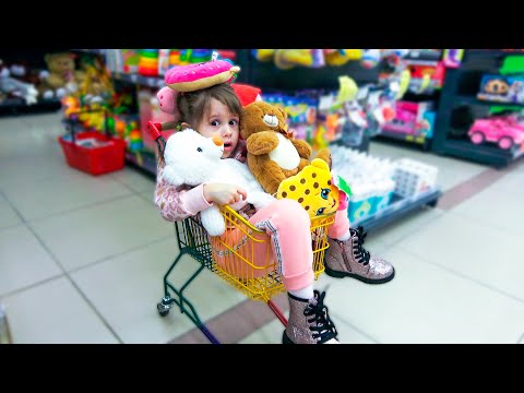 Ева покупает новые игрушки для детей. Toys sale in shop