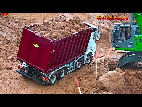 AMAZING R/C TRUCK ACTION - will it drop down... AT CONSTRUCTION WORLD - Nov 2017 p4