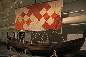 Krampmacken has been reconstructed from an archaeological boat discovery from the end of the Viking Age. Researchers wanted to build a boat that could handle both the waves of the Baltic Sea and the shallow rivers of the east