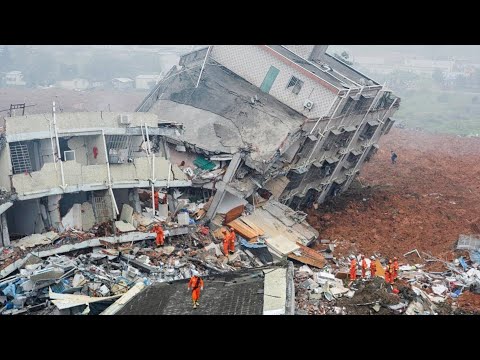 Crazy Footages: Massive Landslides Caught On Camera ▶1