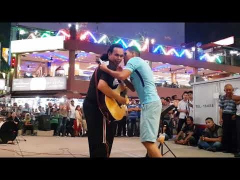 bob kena cium pak arab kerana sedap bawa lagu  arabic,,Habibi ya nour el ein,,di sentuhan buskers