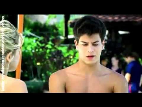 Diego e Roberta namoram na piscina e Diego olha para Lucy - Rebelde Brasil