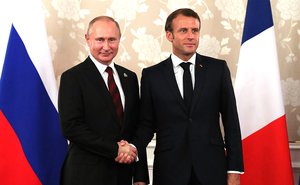 Emmanuel Macron and Vladimir Putin