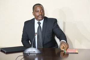 Joseph Kabila greeting to Member of UNSC delegation at the Fleuve Congo Hotel in Kinshasa