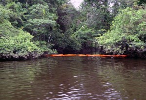 Las barras de contención, color naranja, pretende contener el impacto de hidrocarburos.