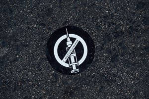 Protests against lockdown and vaccine mandate in Vienna (2021-11-20) - Anti-vax sticker on the tarmac in Vienna during a rally against vaccine mandate