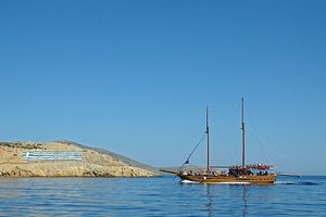 Boat and the flag of Greece 4