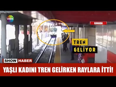 Yaşlı kadını tren gelirken raylara itti!