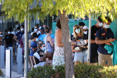 PERTH, AUSTRALIA - JANUARY 31: People queue for Covid 19 testing at Fiona Stanley Hospital on January 31, 2021 in Perth, Australia. Premier Mark McGowan has announced a five-day lockdown across the Perth, Peel and South West regions of Western Australia, effective from 6 pm local time on Sunday 21 January. The lockdown measures come following the discovery of a positive COVID-19 case in a worker at a quarantine hotel. From 6 pm, people in the Perth, Peel and South West regions of Western Australia will be subject to stay at home orders, and will only be allowed to leave their homes to shop for essentials, for medical or health needs, exercise within their neighbourhood or to travel to work if they cannot work from home. Face masks will be mandatory outdoors. All restrictions are in place until 6pm on February 5. (Photo byGett Paul Kane/Getty Images)