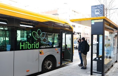 Nou model de marquesina a la parada del bus