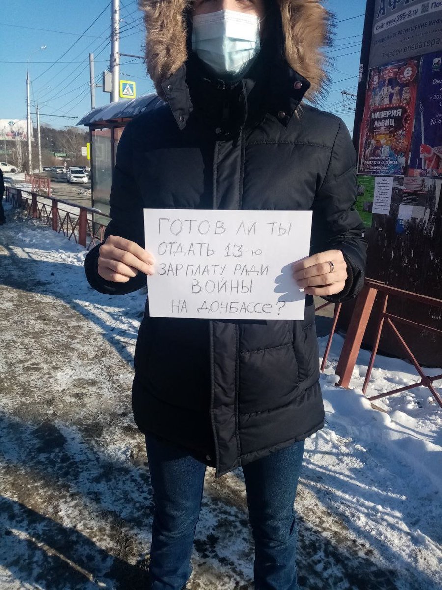 A demonstrator in Irkutsk holding a sign opposing the Russian invasion of Ukraine.