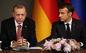 Turkey's President Recep Tayyip Erdogan, left, and French President Emmanuel Macron attend a news conference following a summit on Syria, in Istanbul, Saturday, Oct. 27, 2018