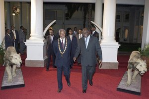  Secretary-General Kofi Annan (second from right) is pictured at State House in Nairobi, Kenya, with President Mwai Kibaki (right), after the Kenyan leader awarded the &quot;Chief of The Order of the Golden Heart of Kenya&quot;, the county&acute;s highest