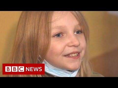 Ukrainian refugee makes new best friend at school in Poland - BBC News