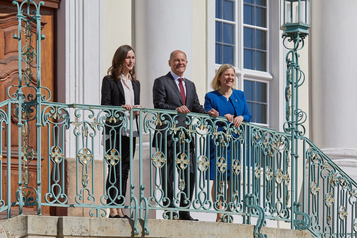 Pääministeri Marin, liittokansleri Scholz ja Ruotsin pääministeri Andersson Mesebergin linnan parvekkeella