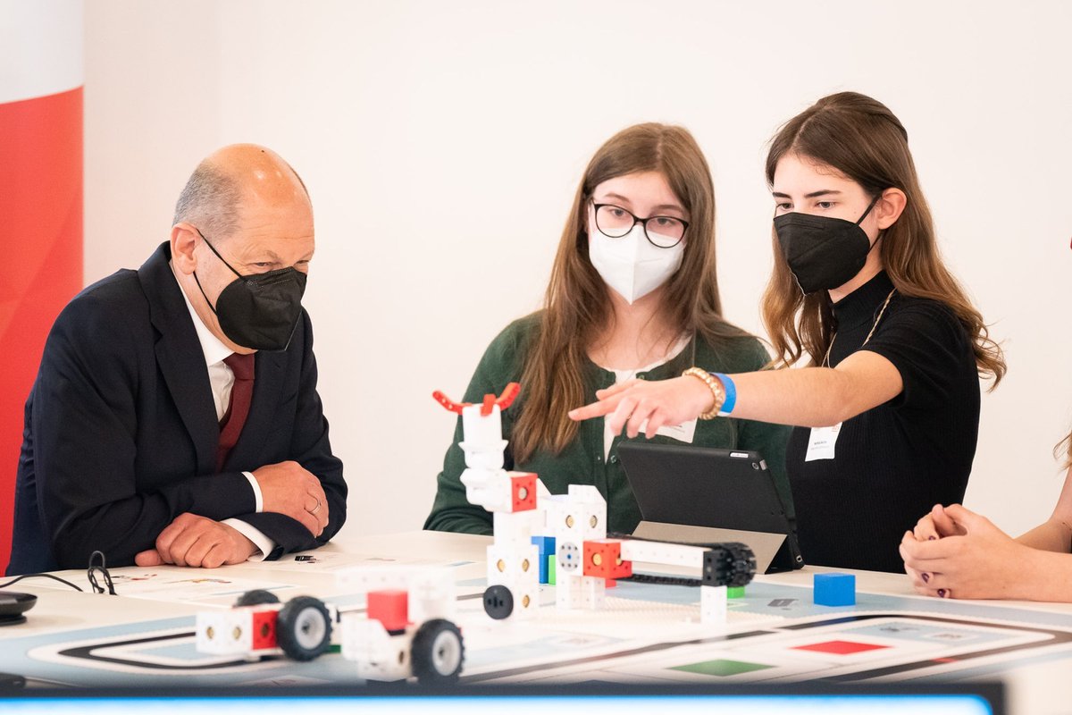 Mädchen beim Girls Day zeigen dem Bundeskanzler ein naturwissenschaftliches Spiel.