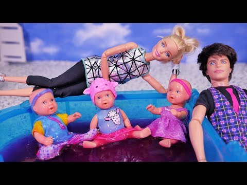 Rodzinka Barbie #11 *  MAMA I TATA ODWIEDZAJĄ BARBIE - ZABAWA DZIECI W SLIME GIBBI* Bajka z lalkami