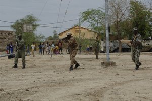 Members of the Malian army conduct drills to instruct new recruits during exercise Flintlock 2007 in Tombouctou, Mali