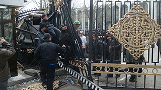 Kyrgyzstan Revolution: people entering the White House in Bishkek on 7 April.