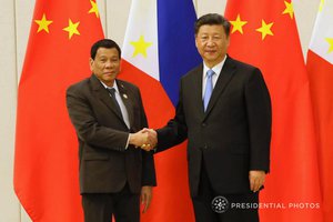 President Rodrigo Roa Duterte and People's Republic of China President Xi Jinping exchange tokens on the sidelines of the dinner hosted by the Chinese President at the Boao State Guesthouse on April 10, 2018