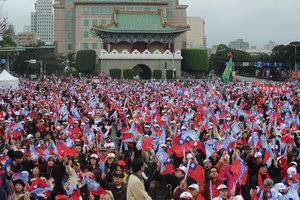 Supporters of KMT presidential candidate Ma Ying-jeou attend a rally on Taipei’s Ketagalan Blvd. on Jan. 8, 2012