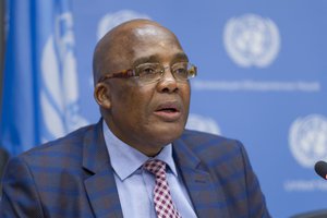 Aaron Motsoaledi, Minister of Health of South Africa, briefs journalists on a recent agreement reached by governments and organizations working to combat HIV/AIDS with pharmaceutical companies that manufacture drugs used to treat HIV