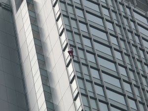 Alain Robert ascend of Four Seasons Hotel Hong Kong, China