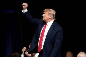 Donald Trump speaking with supporters at a "Keep America Great" rally in Phoenix, Arizona, 19/02/2020