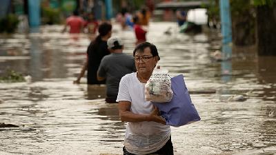 Heavy Rains from Typhoon Noru Flood Houses in Northern Philippines