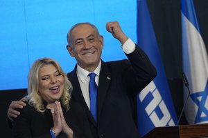 Former Israeli Prime Minister and the head of Likud party, Benjamin Netanyahu and his wife Sara gesture after first exit poll results for the Israeli Parliamentary election at his party's headquarters in Jerusalem, Wednesday, Nov. 2, 2022