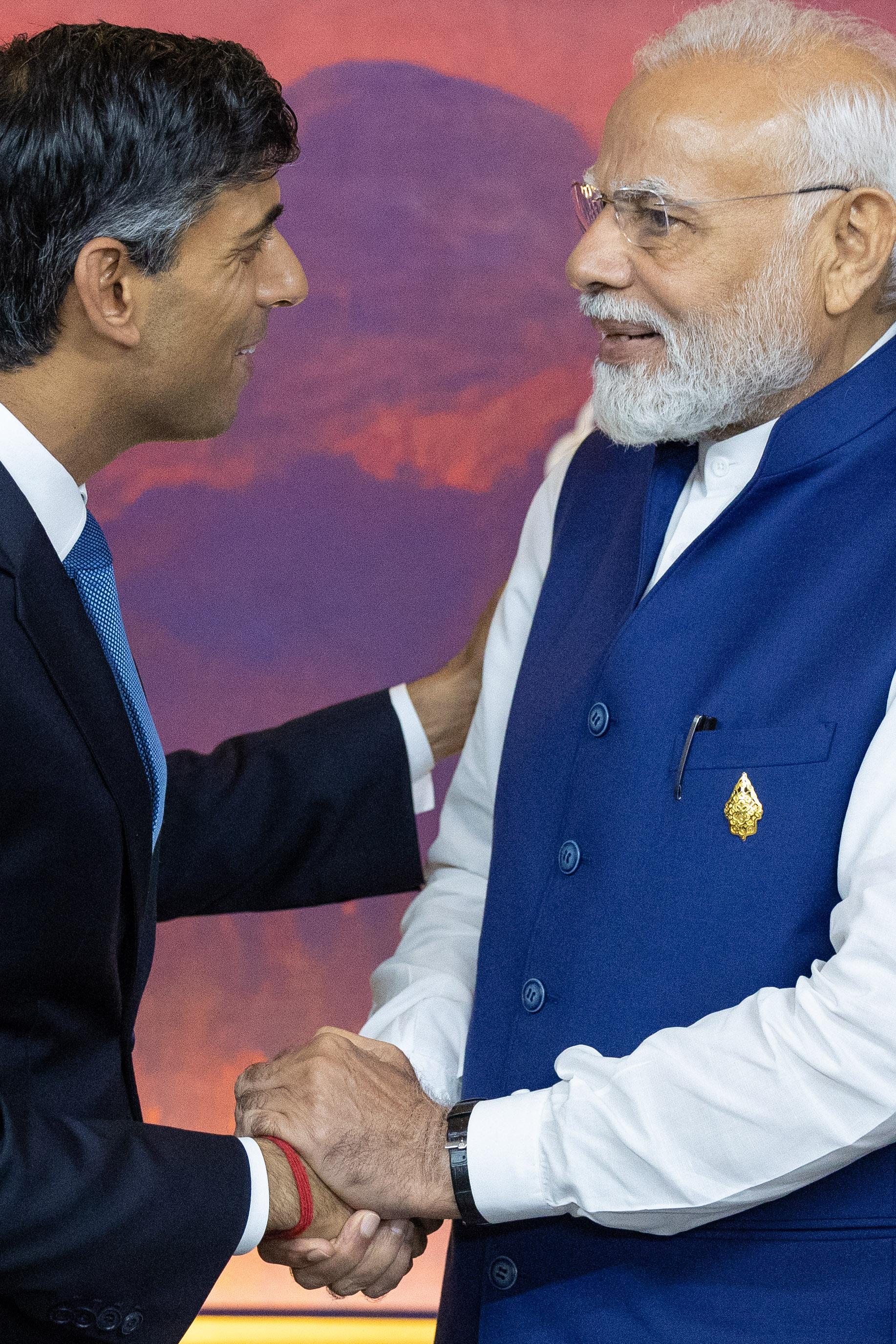 PM Rishi Sunak and PM Modi shake hands.